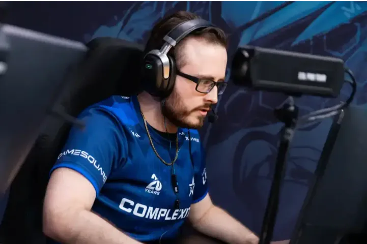 A Complexity eliminou a Astralis após uma reviravolta de 2:12 no segundo mapa