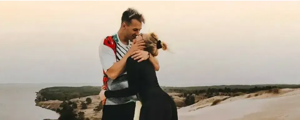 "She said 'yes'" — jL proposed to his girlfriend on New Year's Eve