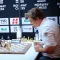 Gukesh bat Carlsen en renversant une position perdante