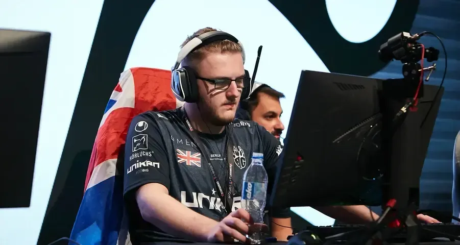 smooya está indignado com a participação da Fnatic e B8 Esports nas qualificações britânicas para os torneios da BLAST