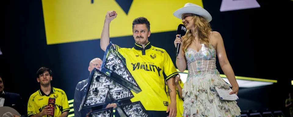 apEX Menepati Janji dan Mencukur Kepalanya Setelah Menang di BLAST.tv Austin Major 2025