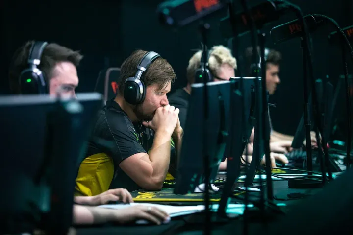 Metizport triumfuje nad Falcons, debiut s1mple'a w CS2 nie udaje się w BLAST Showdown