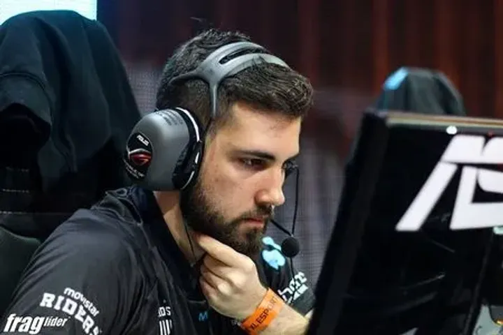 Mopoz e ZywOo encontram confusão de assinaturas nos adesivos principais do CS2