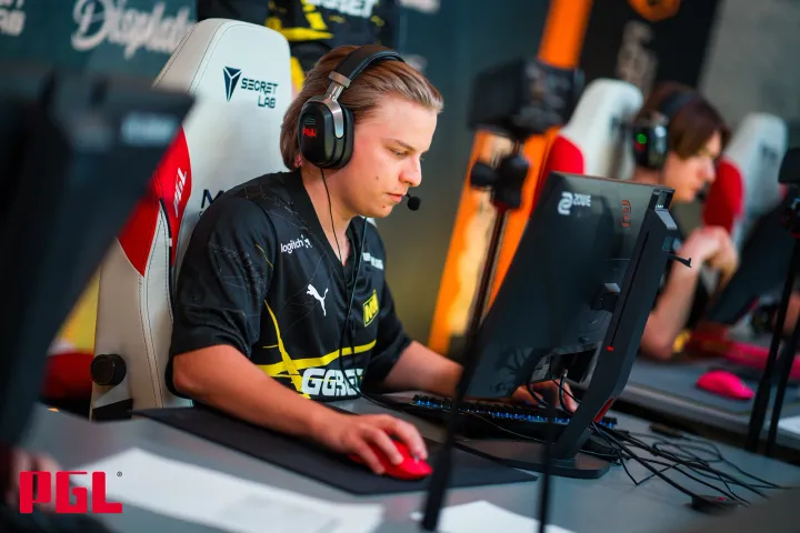  Aleksib genießt die Teamsynergie beim Sieg von NAVI über G2