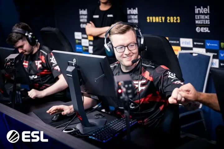 Rain Marks 3000 Days with FaZe Clan