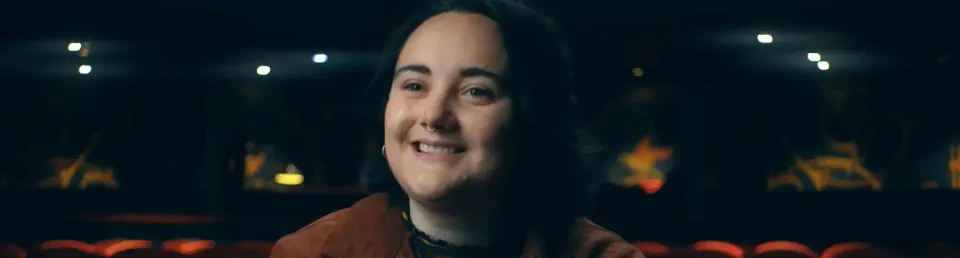 Lernen Sie die Stimme des neuen Agenten Clove in Valorant kennen