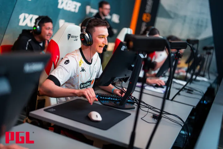 Virtus pro выходит в плей-офф после победы над SAW