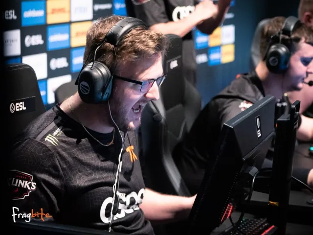 FORZE kicked smooya for tweeting "Glory to Ukraine"