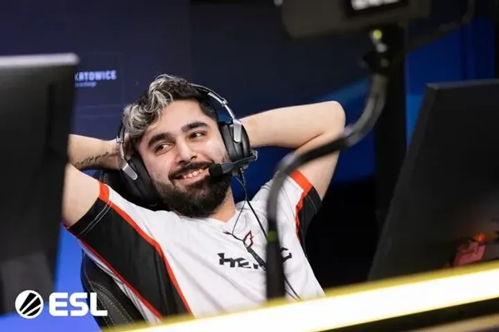 Rookie NIP aplaude furiosamente nicoodoz durante uma partida da EPL 19