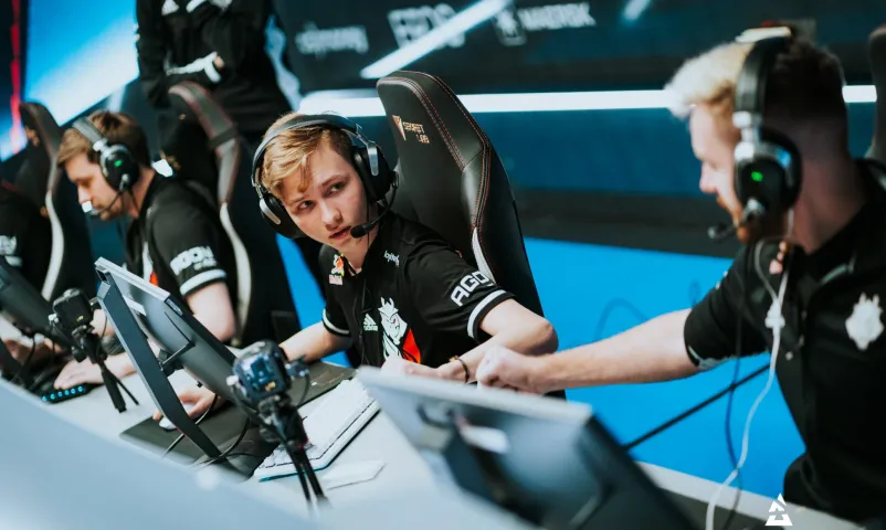 m0NESY показал очередной баг с дымом в CS:GO