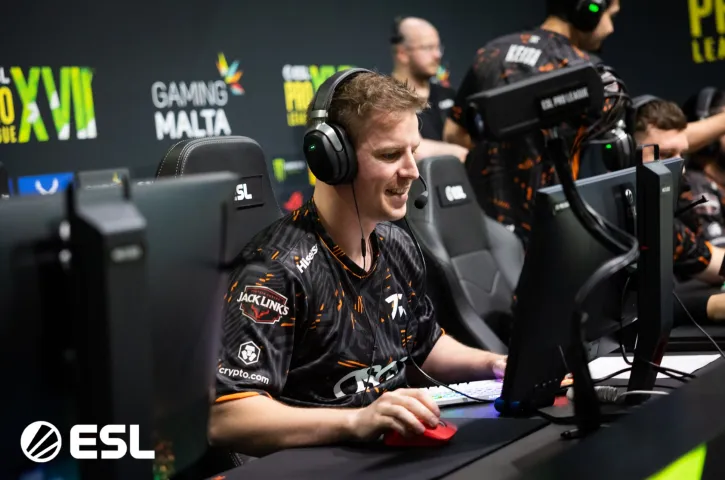 Fnatic и Outsiders начали выступления на ESL Pro League Season 17 с побед