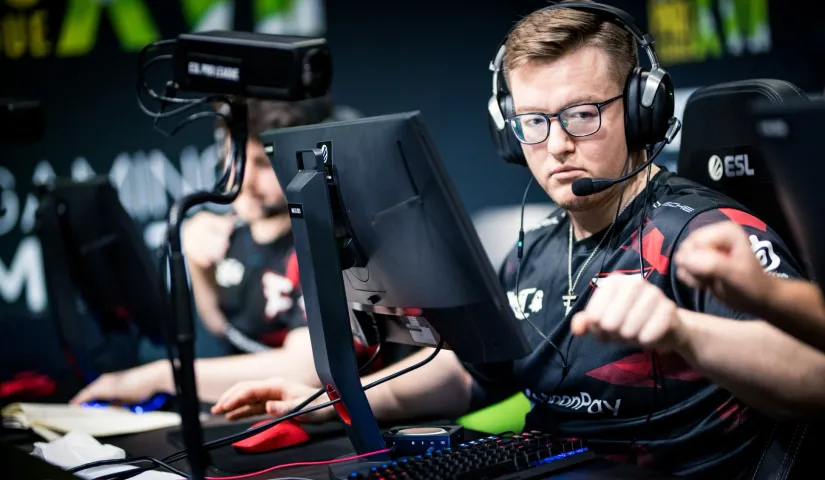 FaZe Clan и MOUZ прошли в четвертьфинал EPL S17