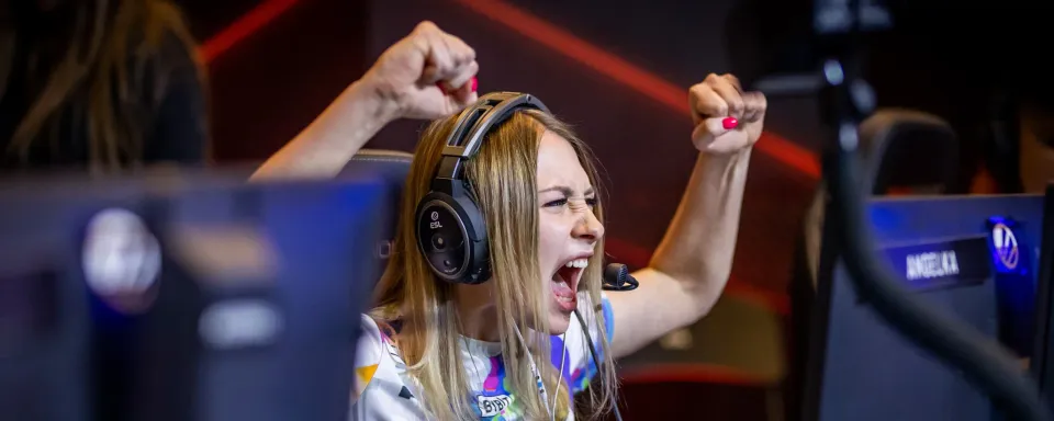 Angelka sobre a cena profissional feminina do CS2: "Precisamos de mais torneios LAN para ganhar experiência"