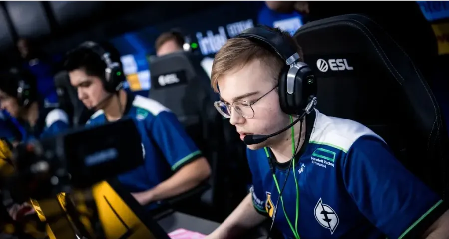 Игрок Evil Geniuses показал средний палец в камеру после выигранного раунда на EPL S18